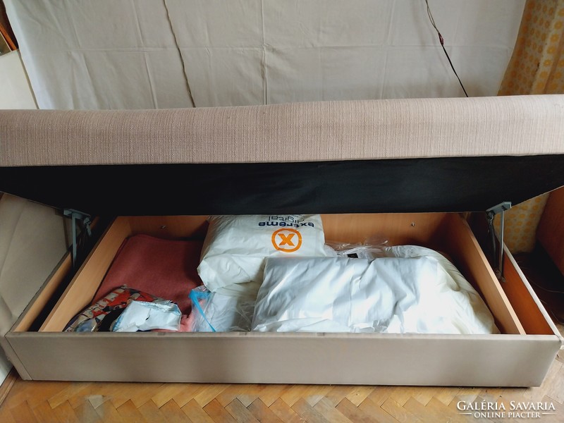 Egyszemélyes, párnázott háttámlás ágy heverő vendégágy ágyneműtartós rugós kárpitozott oldaltámla