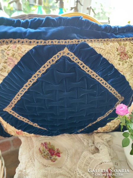 Velvet cushions with brocade decoration