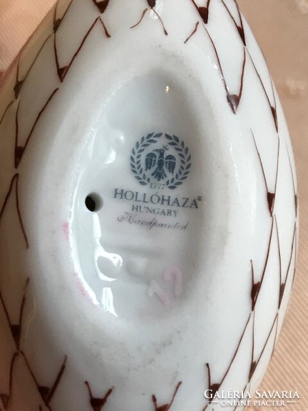 Hoolóházi porcelán hattyú, modern ún. tollazott nipp.