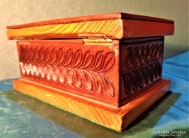 Decorative, carved wooden box /with opening lid/: 14.5X10x7 cm
