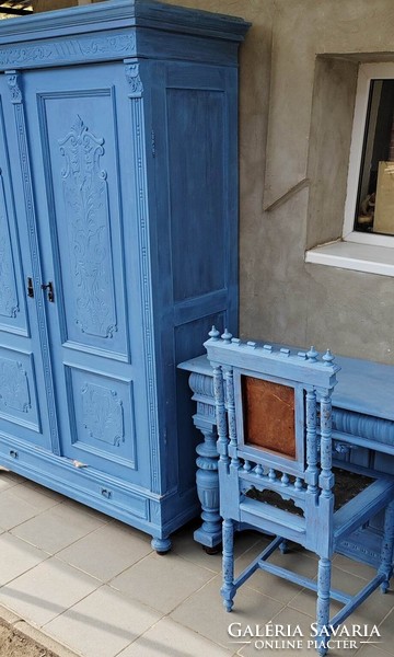 Antik asztal székkel és hozzá illő szekrény kékre festve