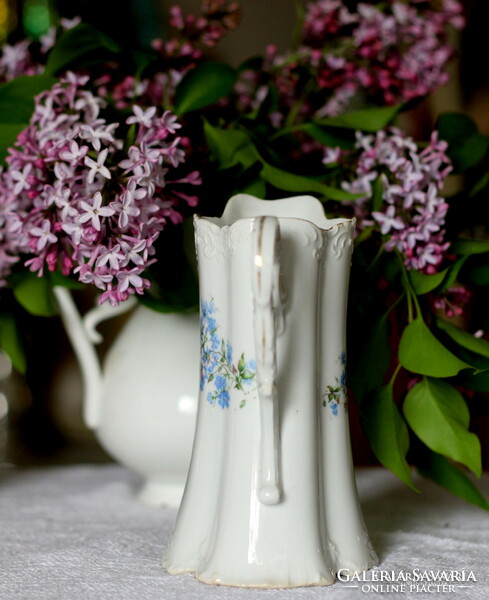 Gyönyörű antik, szecessziós porcelán, apró kék búzavirág dekoros, szoknyás kiöntő