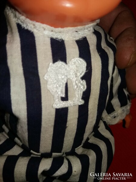 Antik DMSZ " üvegszemű" műanyag baba pizsamában nagyon szép állapotban 20 cm a képek szerint