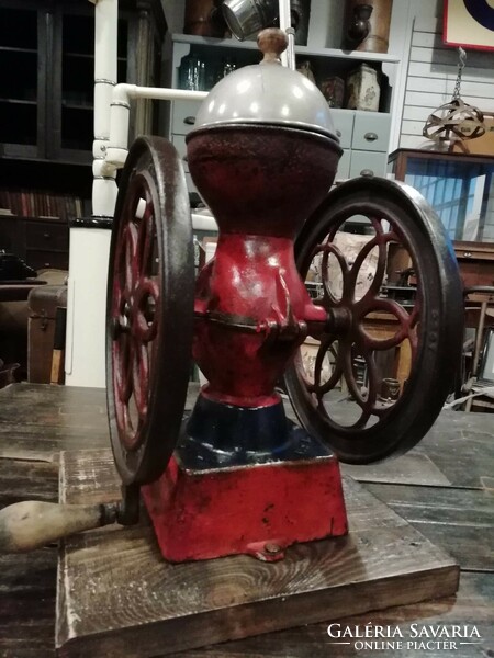 American grinder, coffee grinder from the end of the 19th century, the beginning of the 20th century, nicely restored, collector's item