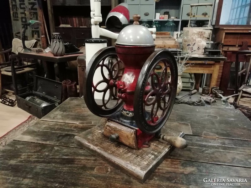 American grinder, coffee grinder from the end of the 19th century, the beginning of the 20th century, nicely restored, collector's item