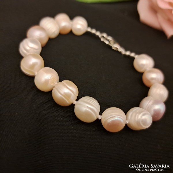 Cultured pearl bracelet.
