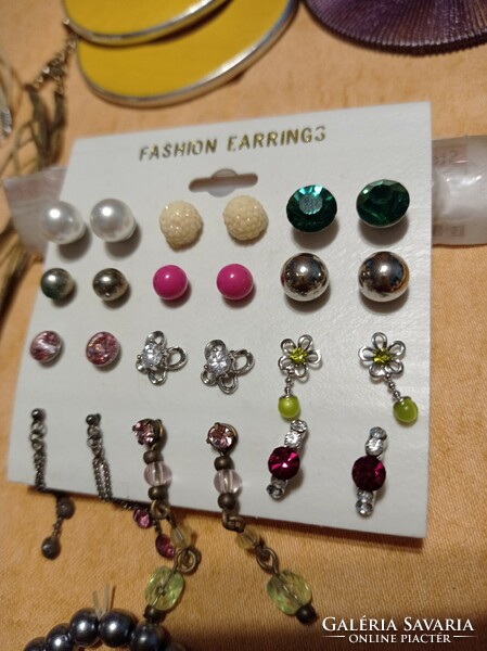 A package of more than 20 pieces of jewelry