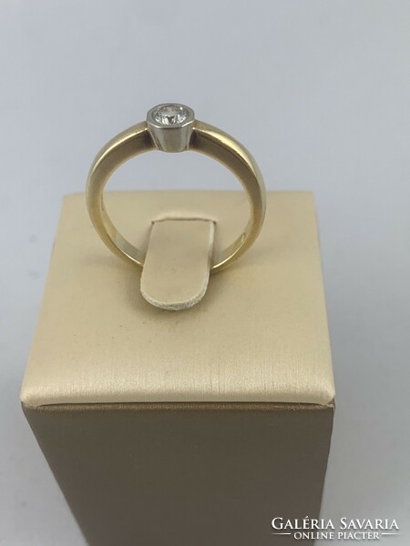 Women's ring with brill stone for sale!
