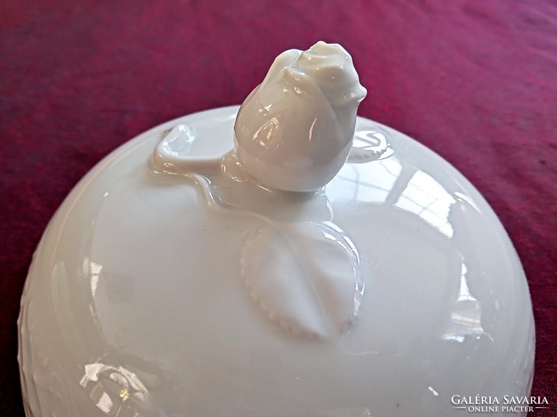 Fehér rózsafogós dombormintás porcelán sajt vaj tartó ételbúra 19x11cm