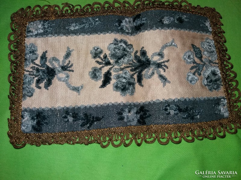 Antik óaranyszegélyes selyem selyemgobelinnel díszített kisterítő 26 x 16 cm a képek szerint