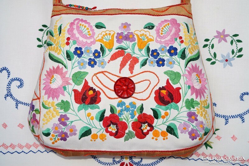 Colorful, hand-embroidered, Kalocsa floral, large-sized, pocket, zipper, white women's shoulder bag