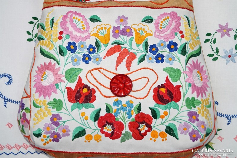 Colorful, hand-embroidered, Kalocsa floral, large-sized, pocket, zipper, white women's shoulder bag