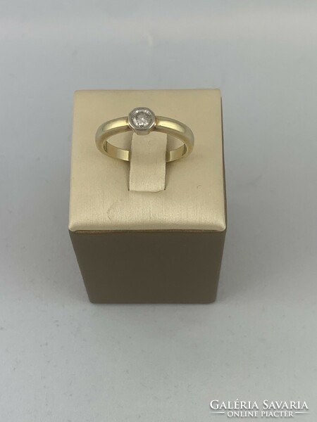 Women's ring with brill stone for sale!