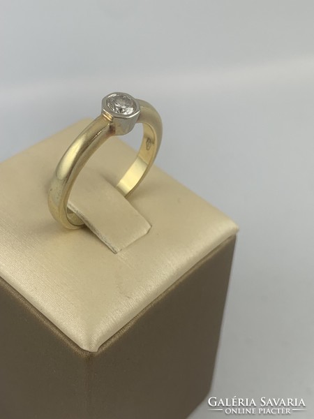 Women's ring with brill stone for sale!