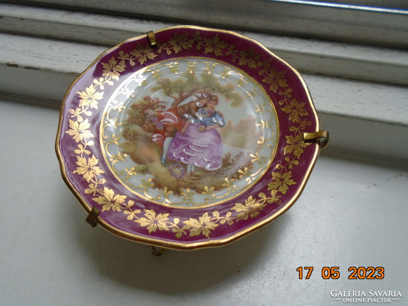 Fragonard zsánerjelenettel "Meisner Limoges" miniatűr tányér aranyozott tartójában
