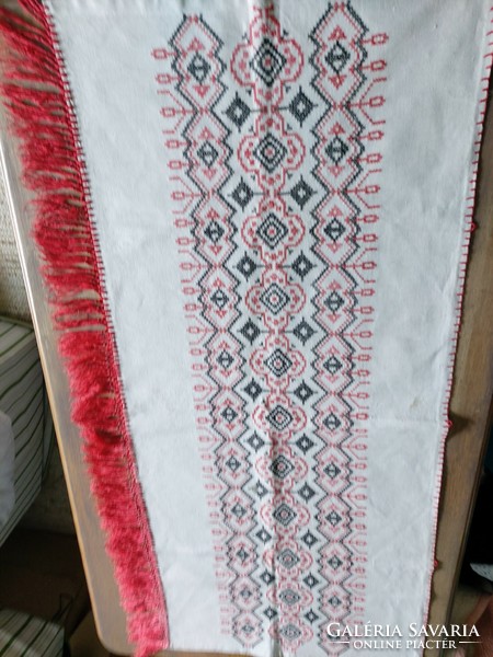 Beautiful, embroidered needlework, wall protector 112 cm, clean, delicately hardened. I found 2 brown spots on it