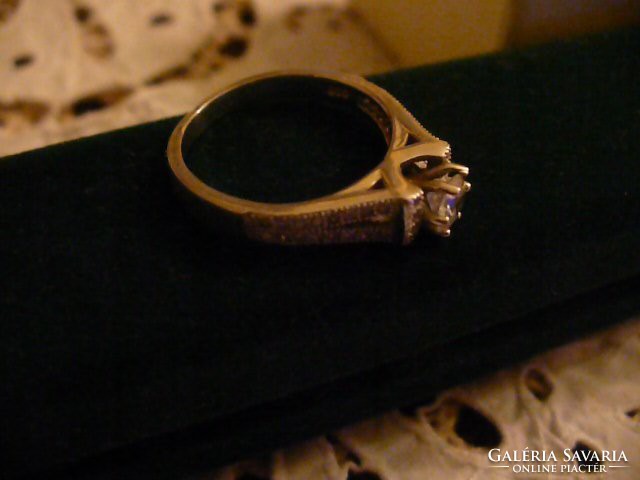 Gyönyörű ezüst gyűrű sok markazittal