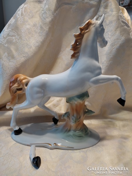 Nagyméretű porcelán ló