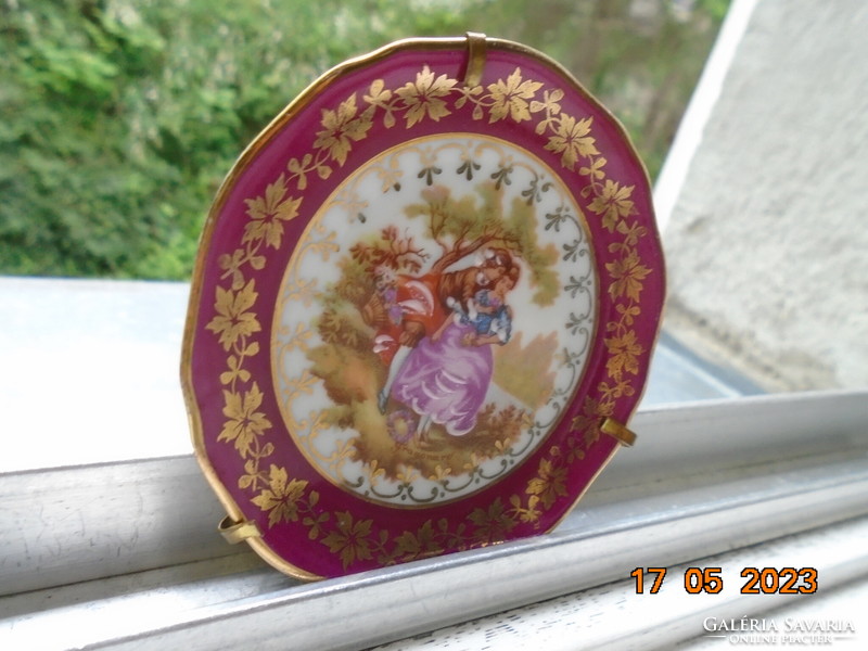 Fragonard zsánerjelenettel "Meisner Limoges" miniatűr tányér aranyozott tartójában