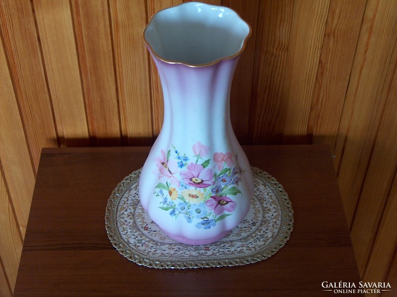 Very showy porcelain flower pattern vase, larger size