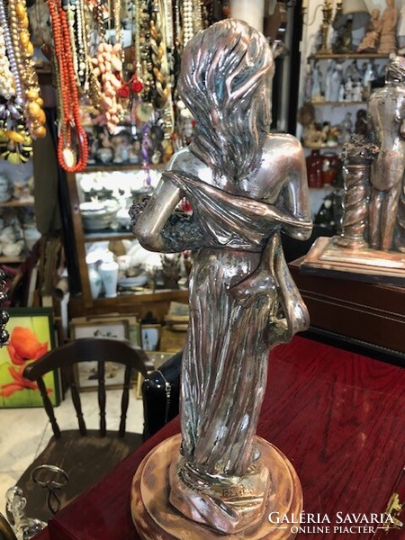 Signed metal statue of the Italian sculptor Bougelli, 30 cm high.