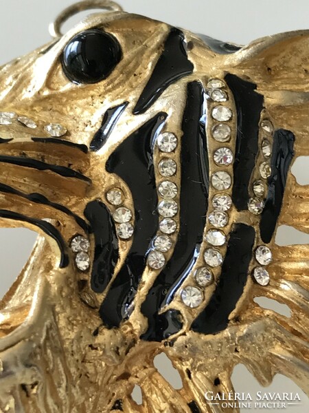 Tigrisfej alakú medál Swarovski kristályokkal és fekete zománc dísszel, 5,5 x 5,5 cm