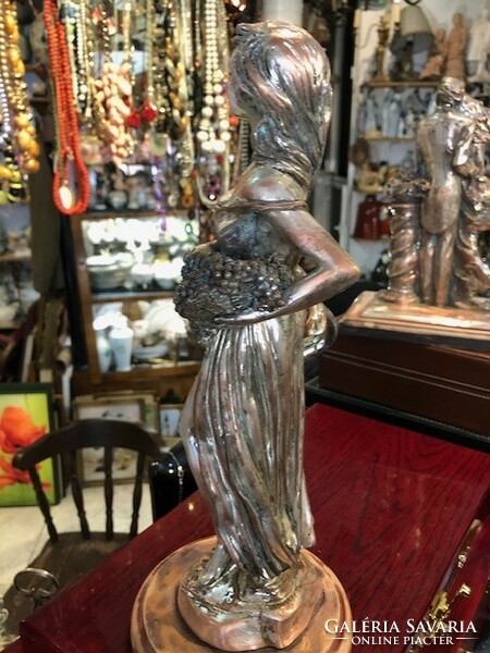 Signed metal statue of the Italian sculptor Bougelli, 30 cm high.