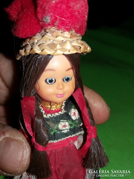 Antik nagyon szép spanyol / mexikói népviseletes pislogós baba 12 cm a képek szerint