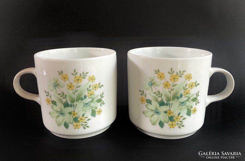 Alföldi 2 mugs with a bouquet of green and yellow flowers, made in-house