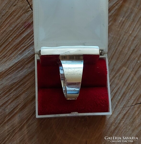 Modernista ezüst gyűrű csonttal foglalva, állítható méret
