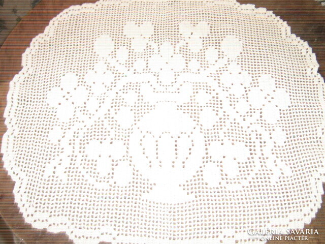 Beautiful hand-crocheted flower vase pattern tablecloth
