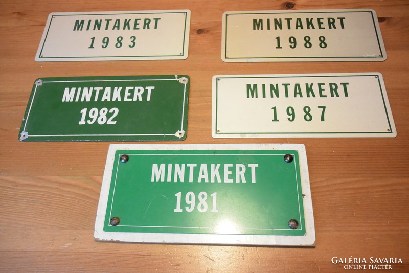 MINTAKERT 1981 retro aluminium fémtáblácska a gondozott kertes udvaros házak minősítése volt