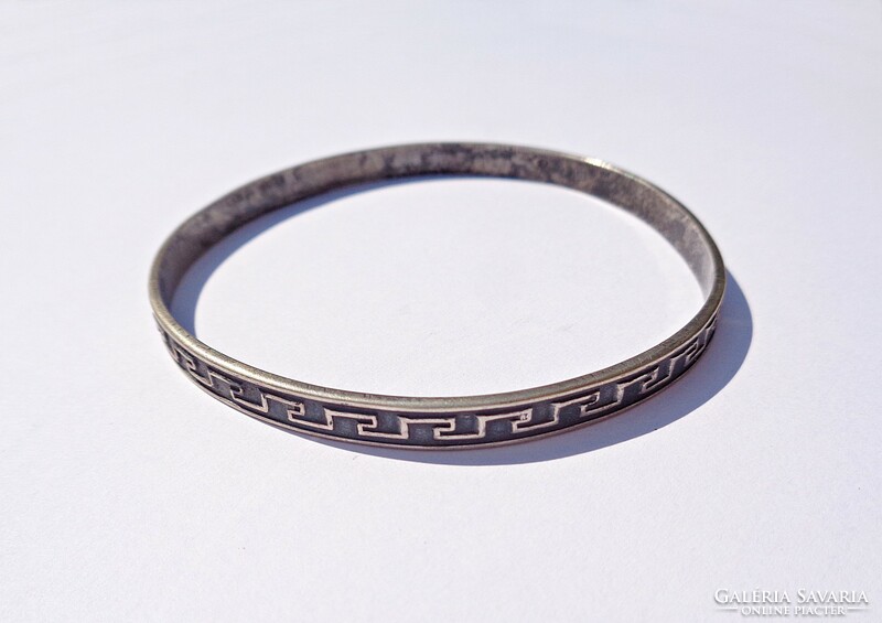 Round patterned, rigid, silver, bangle