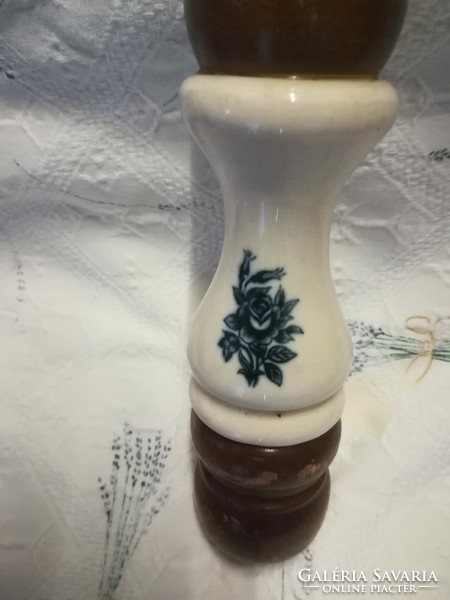 Salt shaker with porcelain insert