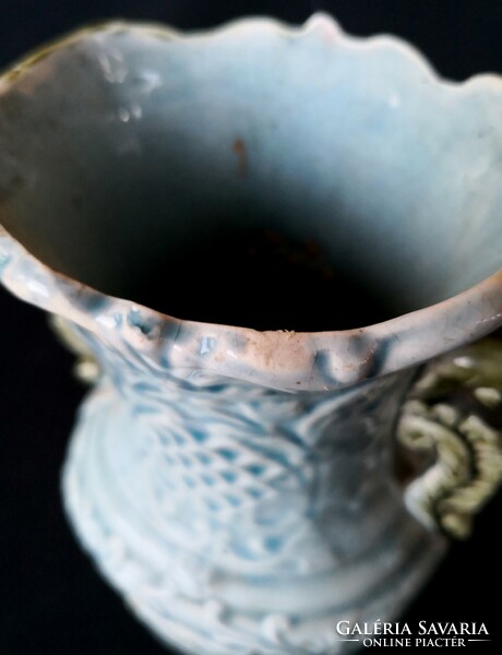 DT/223 – Mesés áttört majolika váza