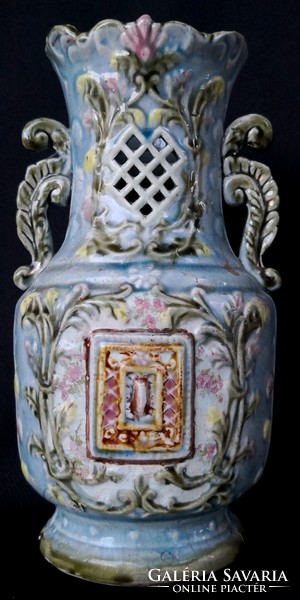 Dt/223 – fabulous openwork majolica vase