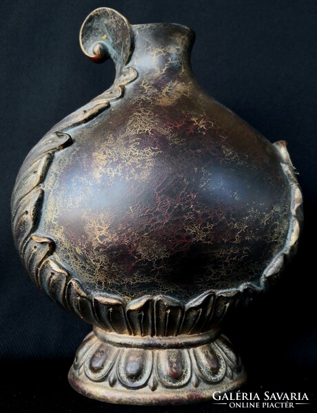 Dt/219 – antiqued ceramic wine container with laurel wreath
