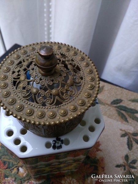 Antik német porcelán illat lámpa egyiptomi témával díszítve, filigrán réz tetővel