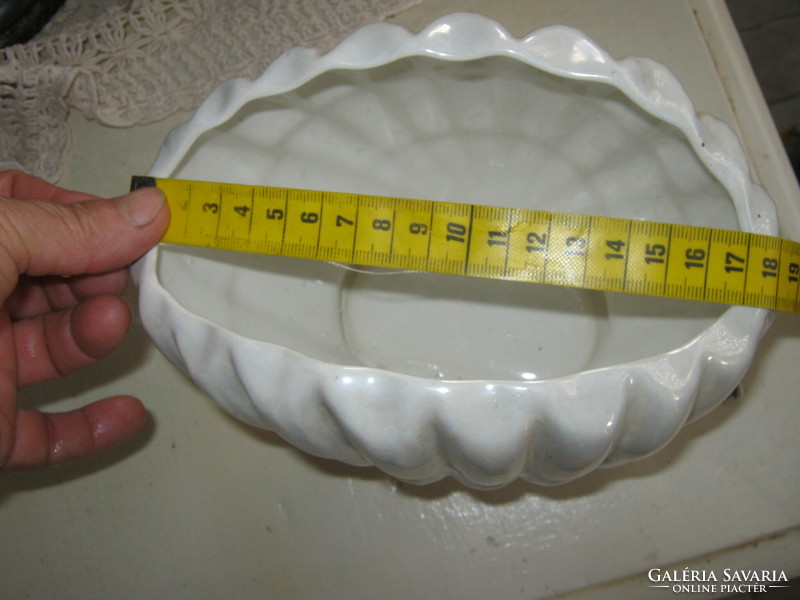 Shell-shaped luster ceramic