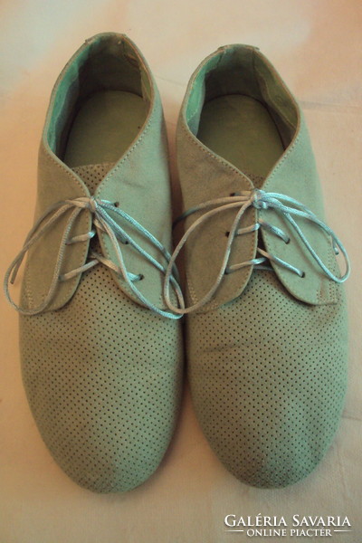 New condition, mold green suede women's ankle boots, with silk laces with hole decoration. Brand mark. For Frezia!