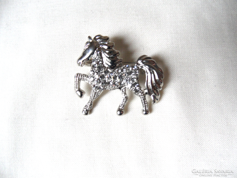 Silver colored horse badge, brooch