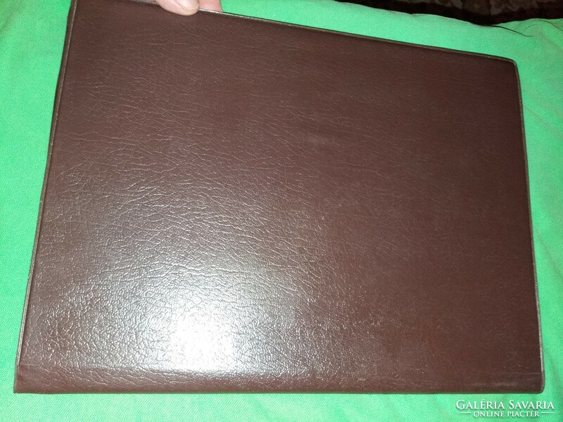 The 4-size multi-compartment leather file folder 32 x 24 cm has a beautiful envelope design, as shown in the pictures