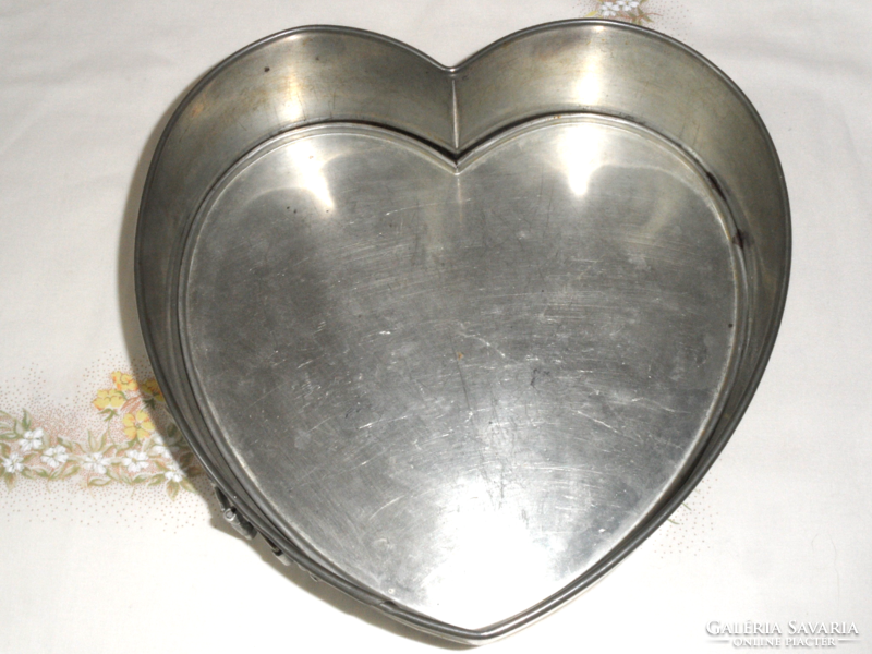 Heart-shaped metal cake pan