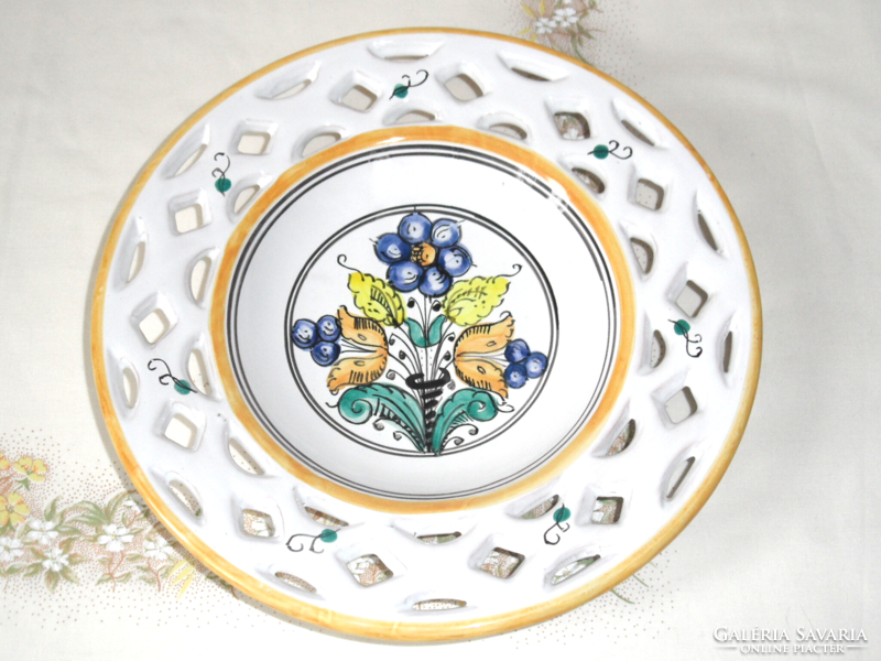 Habán ceramic wall plate with an openwork edge