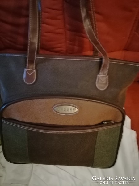 Szebbnél szebbek molett nálam eredetiJaguar nagyméretű táska utazótáska  uniszex 48x38x11 erős bőr