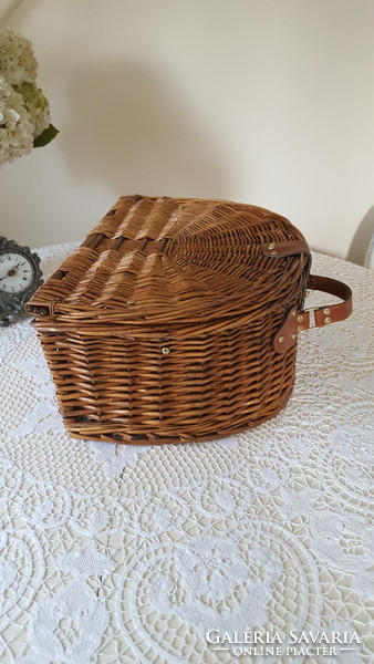Cane picnic basket for two