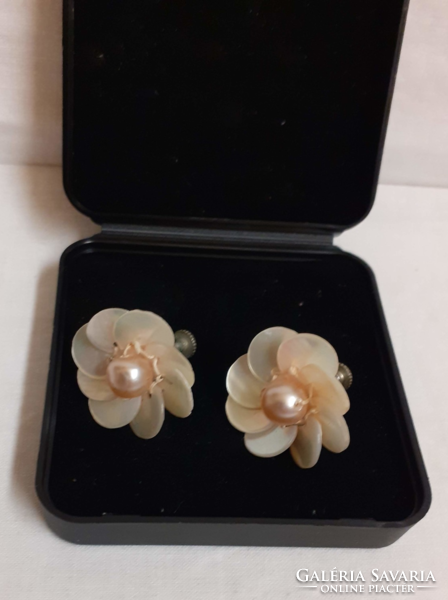 Retro mother-of-pearl screw-on earring clip studded with a tekla pearl in the middle