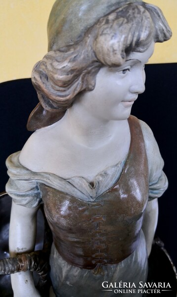 DT/232 - Lány kosarakkal – Antik, osztrák mázas festett égetett gipsz szobor