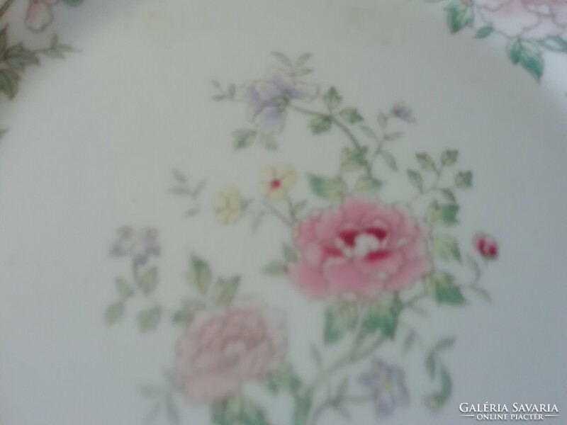 Elegáns rózsaszín virágokkal porcelán étkészlet