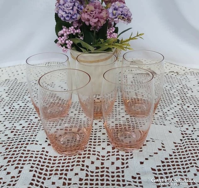 Gyönyörű üveg poharak rózsaszín